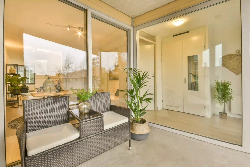 ide partisi ruangan rumah minimalis - partisi kaca dengan frame