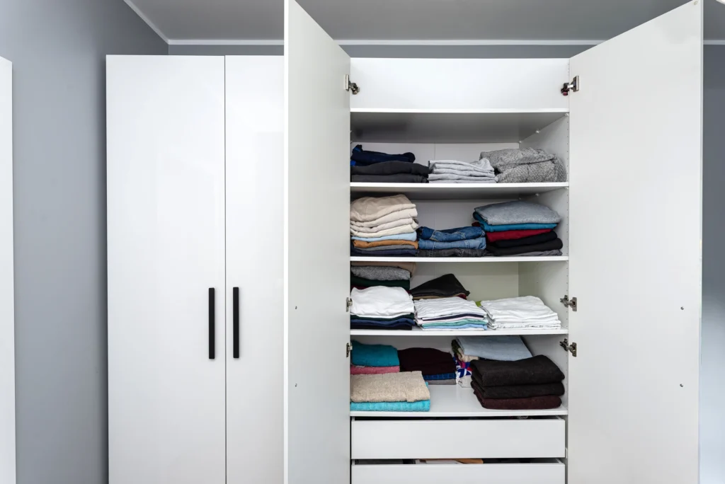 tips memilih lemari pakaian untuk kamar sempit